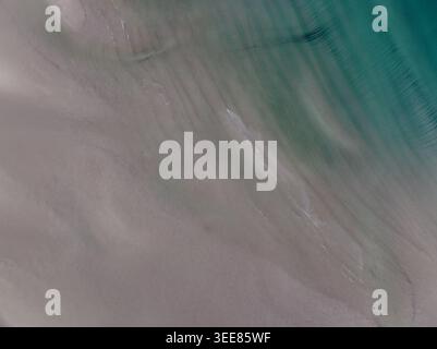 Vista aerea della baia di Gruinard che mostra le strutture sabbiose della spiaggia e le increspature di acque turchesi poco profonde a Gruinard, Scozia, Regno Unito. Foto Stock