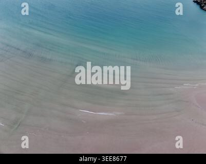 Vista aerea della baia di Gruinard con acque turchesi, onde dolci e increspature di sabbia sulla riva di Gruinard, Scozia, Regno Unito. Foto Stock