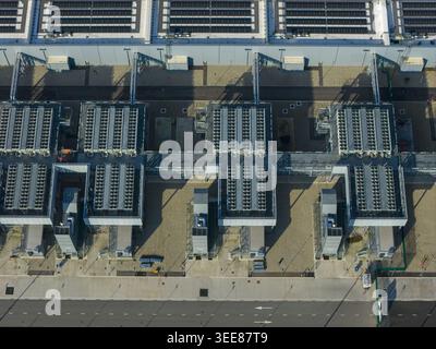Vista aerea del data center Google che mostra le unità di raffreddamento industriali e i sistemi di ventilazione Winschoten, Groningen, Paesi Bassi. Foto Stock