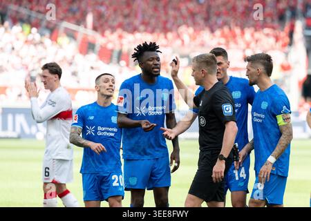 Alejandro Grimaldo (Bayer 04 Leverkusen, n. 20), Edmond Tapsoba (Bayer 04 Leverkusen, n. 12), Robert Andrich (Bayer 04 Leverkusen, n. 08) im Gespraech, diskutiert mit Schiedsrichter Robert Schroeder nach der Strafstoss Entscheidung. GER, VfB Stuttgart vs. Bayer 04 Leverkusen, Fussball, Herren, 1. Bundesliga, 33 anni. Spieltag, Spielzeit 2025/2026, 09.05.2026, LE NORMATIVE DFL/DFB VIETANO QUALSIASI USO DI FOTOGRAFIE COME SEQUENZE DI IMMAGINI E/O QUASI-VIDEO, foto: Eibner-Pressefoto/Wolfgang Frank Foto Stock