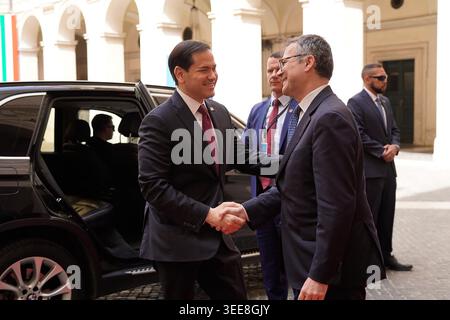 Roma, Italia. 9 maggio 2026. Il Segretario di Stato degli Stati Uniti Marco Rubio (L) stringe la mano al Ministro degli Esteri italiano Antonio Tajan a Palazzo Chigi a Roma durante una visita di tre giorni, che comprendeva anche un'udienza con il Papa in Vaticano venerdì 8 maggio 2026. Foto dell'Ambasciata degli Stati Uniti in Italia/UPI credito: UPI/Alamy Live News Foto Stock