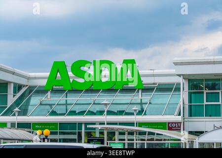 Telford, Shropshire, Regno Unito - 8 maggio 2026: Segnaletica esterna della catena di supermercati con sede nel Regno Unito, Asda, presso il negozio di Telford Foto Stock