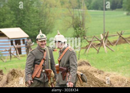 I reenattori prussiani della prima guerra mondiale parlano vicino alle fortificazioni di trincea prima della ricostruzione offensiva Gorlice a Mymoń, in Polonia Foto Stock