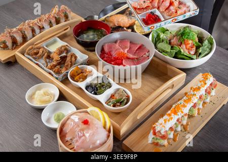 Una vista di un ristorante giapponese piatto di pesce, che presenta sushi, panini, nigiri e antipasti fritti. Foto Stock
