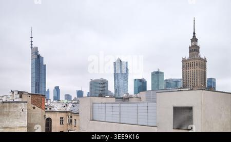 Edifici moderni e vecchi a Varsavia, Polonia. Foto Stock