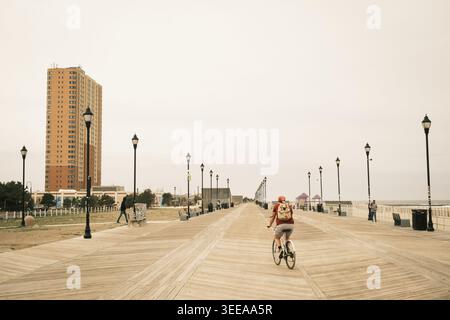 Ciclista sul lungomare di Asbury Park, New Jersey Foto Stock