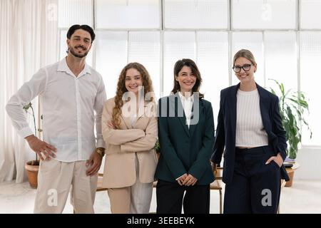 Team aziendale professionale diversificato che sorride in ufficio Foto Stock