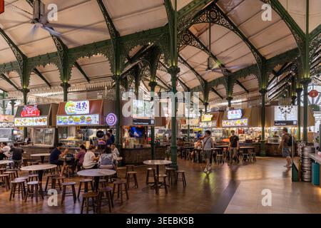 Lau Pa Sat Hawker Centre, un centro commerciale coperto vittoriano ricostruito nel CBD di Singapore con prelibatezze locali e bancarelle di cibo internazionale. Foto Stock