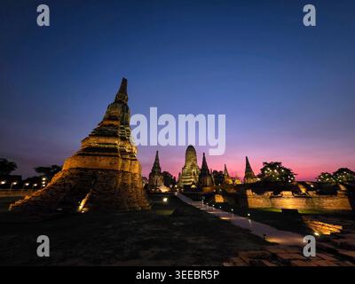 Il maestoso tempio antico rovina sotto il bellissimo cielo crepuscolo al crepuscolo e ti fa sentire tranquillo. La splendida architettura in pietra stupa si erge su di un'area vivace Foto Stock