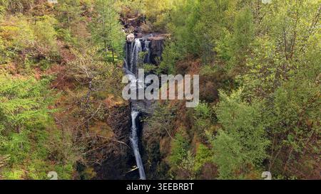 Cascate Vittoria Slattadale Loch Maree Wester Ross Scozia le cascate e gli alberi di betulla all'inizio della primavera Foto Stock