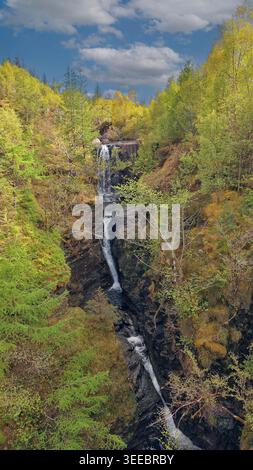 Cascate Vittoria Slattadale Loch Maree Wester Ross Scozia le cascate e gli alberi di betulla all'inizio della primavera Foto Stock