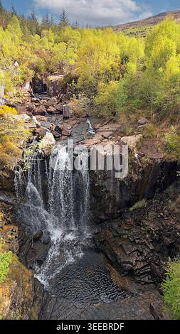 Cascate Vittoria Slattadale Loch Maree Wester Ross Scozia cima delle cascate del fiume Abhainn Garbhaigand in primavera Foto Stock