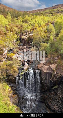 Cascate Vittoria Slattadale Loch Maree Wester Ross Scozia cima delle cascate del fiume Abhainn Garbhaigand in Springtime Foto Stock