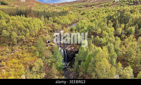 Victoria Falls Slattadale Wester Ross Scotland persone che si innalzano sopra le cascate del fiume Abhainn Garbhaigand in primavera Foto Stock