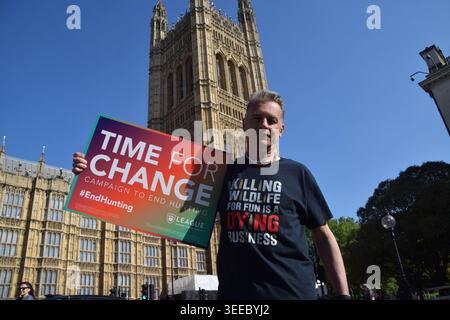Londra, Regno Unito. 9 maggio 2026. Il naturalista, presentatore televisivo e ambientalista Chris Packham prende parte ad una manifestazione fuori dal parlamento che chiede al governo di porre fine alla caccia alla volpe e alla caccia con i cani. La manifestazione si svolge nel mezzo di una consultazione governativa sulla cosiddetta caccia alle tracce, che i sostenitori hanno descritto come una cortina fumogena per la caccia reale. Crediti: Vuk Valcic/Alamy Live News Foto Stock