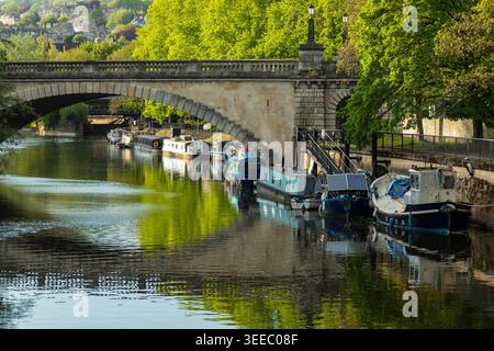 North Parade Bridge sul fiume Avon a Bath, Somerset. Foto Stock