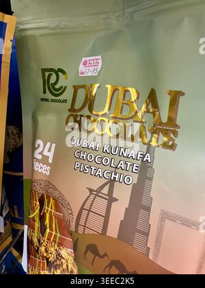 Sacchetto di cioccolatini in un supermercato di Dubai Foto Stock