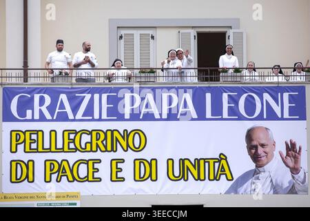 Pompei, Italia. 8 maggio 2026. Le suore attendono l'arrivo di Papa Leone XIV durante la sua visita pastorale a Pompei credito: Maria Grazia Picciarella/Alamy Live News Foto Stock