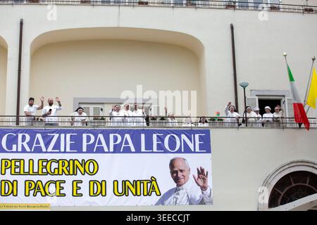 Pompei, Italia. 8 maggio 2026. Suore e assistenti del Santuario di Pompei attendono l'arrivo di Papa Leone XIV durante la sua visita pastorale a Pompei credito: Maria Grazia Picciarella/Alamy Live News Foto Stock