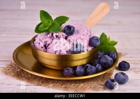 Gelato ai mirtilli in un recipiente di metallo. Foto Stock