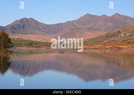 Un tranquillo lago di Llynnau Mymbyr che guarda verso lo Snowdon Horseshoe, parte del massiccio di Snowdon Yr Wyddfa, nel nord del Parco Nazionale di Eryri, formalmente Snow Foto Stock
