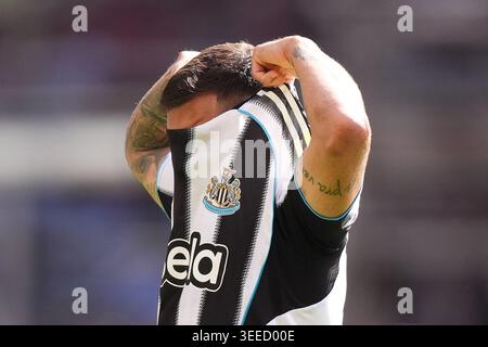 Bruno Guimaraes del Newcastle United è stato respinto dopo la partita di Premier League al City Ground di Nottingham. Data foto: Domenica 10 maggio 2026. Foto Stock