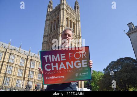 Londra, Regno Unito. 9 maggio 2026. Il naturalista, presentatore televisivo e ambientalista Chris Packham prende parte ad una manifestazione fuori dal parlamento che chiede al governo di porre fine alla caccia alla volpe e alla caccia con i cani. La manifestazione si svolge nel mezzo di una consultazione governativa sulla cosiddetta caccia alle tracce, che i sostenitori hanno descritto come una cortina fumogena per la caccia reale. Crediti: Vuk Valcic/Alamy Live News Foto Stock