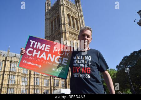 Londra, Regno Unito. 9 maggio 2026. Il naturalista, presentatore televisivo e ambientalista Chris Packham prende parte ad una manifestazione fuori dal parlamento che chiede al governo di porre fine alla caccia alla volpe e alla caccia con i cani. La manifestazione si svolge nel mezzo di una consultazione governativa sulla cosiddetta caccia alle tracce, che i sostenitori hanno descritto come una cortina fumogena per la caccia reale. Crediti: Vuk Valcic/Alamy Live News Foto Stock