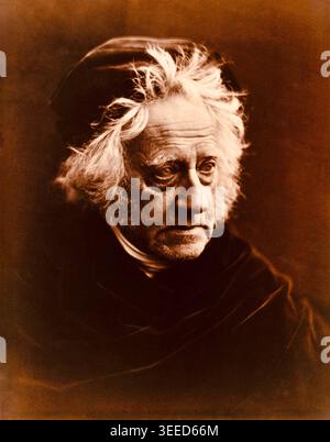 Julia Margaret Cameron - John Herschel - 1867 - eminente politologo britannico, astronomo, matematico e chimico che ha dato un contributo significativo allo sviluppo della fotografia. Julia Margaret Cameron è stata una fotografa vittoriana pionieristica nota per i suoi ritratti drammatici e l'uso innovativo di tecniche di messa a fuoco morbida. Herschel era un caro amico e mentore di Cameron, e gli è stato attribuito il merito di averla presentata alla fotografia nel 1839. Foto Stock