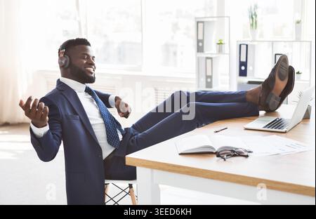 Giovane imprenditore rilassato divertirsi in ufficio Foto Stock