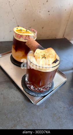Espresso freddo tonico con cornice arancione in vetro Coupe , rinfrescante caffè freddo con fette di arancia fresca Foto Stock