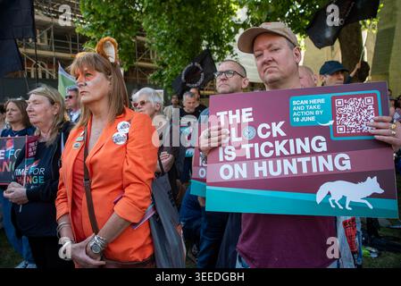Londra, Greater London, Regno Unito. 9 maggio 2026. La caccia ai sentieri è destinata ad essere vietata in Inghilterra e Galles a seguito di un annuncio del governo del 26 marzo 2026, volto a chiudere le scappatoie nel Hunting Act 2004. Una consultazione pubblica di 12 settimane sul divieto, disponibile su Citizen Space, si chiude il 18 giugno 2026. Il divieto mira a proteggere la fauna selvatica e ad affrontare le rivendicazioni secondo cui la caccia ai sentieri funge da "cortina fumogena" per la caccia illegale. Attivisti per i diritti degli animali riuniti dall'edificio del Parlamento dal presentatore televisivo e naturalista inglese di Chris Packham e dal presentatore televisivo e zoologo Megan Foto Stock