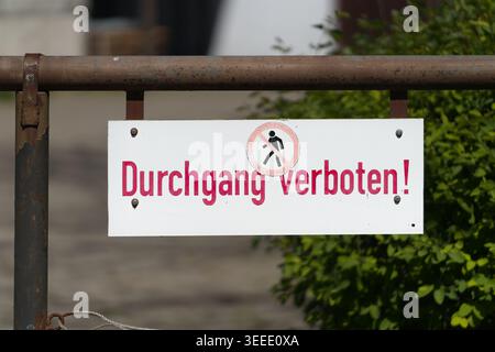 Cartello di fronte a una proprietà privata con l'iscrizione tedesca durchgang verboten, No Trespassing Foto Stock