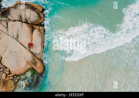 Costa con rocce sulla spiaggia e sull'oceano in Brasile. Vista aerea Foto Stock