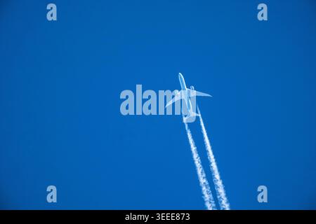 Risvegliare i vortici di un aereo passeggeri bimotore, sopra la Renania settentrionale-Vestfalia, Germania Foto Stock