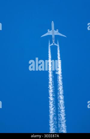Svegliati i vortici di un aereo passeggeri bimotore, sopra la Renania settentrionale-Vestfalia, Etihad Boeing 787 Dreamliner, Germania Foto Stock