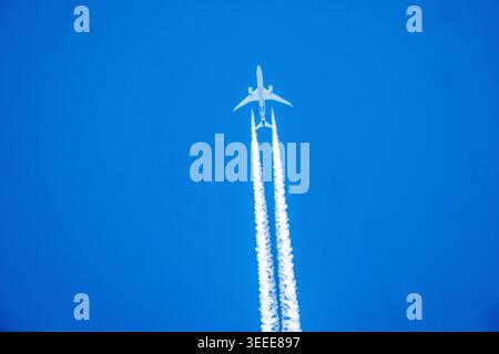 Svegliati i vortici di un aereo passeggeri bimotore, sopra la Renania settentrionale-Vestfalia, Etihad Boeing 787 Dreamliner, Germania Foto Stock