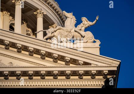 Dettagliata scultura neoclassica di una donna a cavallo e di un bufalo sul tetto del portico del Campidoglio della California. Foto Stock