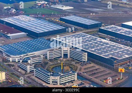 Vista aerea di un moderno business Park industriale con grandi magazzini coperti da pannelli solari e edifici per uffici Foto Stock
