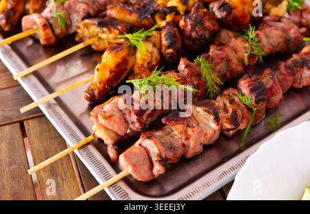 Primo piano di spiedini di pollo e maiale alla griglia Foto Stock