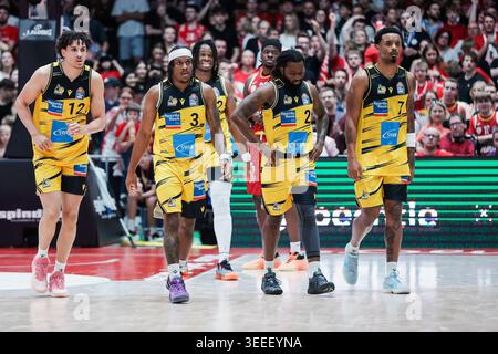 IM Bild: v.li. Lenny Anigbata (MHP RIESEN Ludwigsburg, 12), Stefan Smith (MHP RIESEN Ludwigsburg, 3), Keeshawn Kellman (MHP RIESEN Ludwigsburg, 32), Traveon Buchanan (MHP RIESEN Ludwigsburg, 1) und Elijah Hughes (MHP RIESEN Ludwigsburg, 7) 10.05.2026, Basketball, Rouggggggsburg, 34. Spieltag, Deutschland, 97072, tectake-Arena Wuerzburg, (foto di HMB Media/ Julien Becker/Sipa USA) crediti: SIPA USA/Alamy Live News Foto Stock