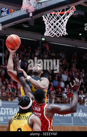 IM Bild: v.li. Stefan Smith (MHP RIESEN Ludwigsburg, 3), Keeshawn Kellman (MHP RIESEN Ludwigsburg, 32) mit dem Korbleger und Eddy Edigin (Wuerzburg Baskets, 27) 10.05.2026, Basketball, fitness First Wuerzburg Baskets vs. MHP Riesen Ludwigsburg, easyCredit BBL, 34. Spieltag, Deutschland, 97072, tectake-Arena Wuerzburg, (foto di HMB Media/ Julien Becker/Sipa USA) crediti: SIPA USA/Alamy Live News Foto Stock
