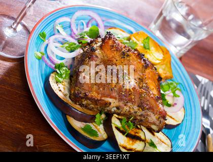 carne di maiale arrosto con verdure Foto Stock
