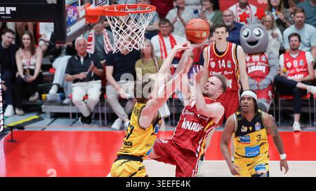 IM Bild: v.li. Julis Baumer (MHP RIESEN Ludwigsburg, 37), Lukas Herzog (Wuerzburg Baskets, 1) Am Ball und Stefan Smith (MHP RIESEN Ludwigsburg, 3) 10.05.2026, Basketball, fitness First Wuerzburg Baskets vs. MHP Riesen Ludwigsburg, easyCredit BBL, 34. Spieltag, Deutschland, 97072, tectake-Arena Wuerzburg, (foto di HMB Media/ Julien Becker/Sipa USA) crediti: SIPA USA/Alamy Live News Foto Stock