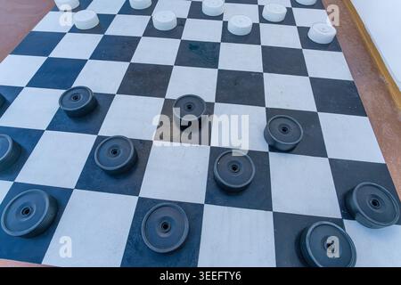 Checkers prepara un gioco da tavolo sul ponte della nave da crociera Foto Stock