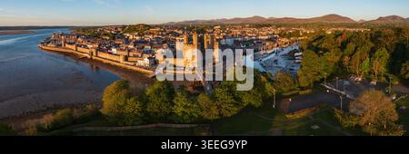 Vista aerea del castello di Caernarfon e della città murata Foto Stock