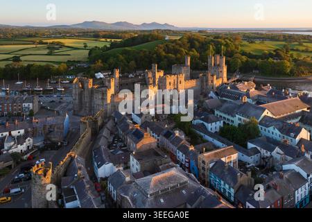 Vista aerea del castello di Caernarfon e della città murata Foto Stock