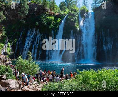 Folle di visitatori si riuniscono per vedere le cascate Burney Falls nella contea di Shasta, California, il 15 luglio 2022. La cascata alta 129 metri, conosciuta come l'ottava meraviglia del mondo dal presidente Theodore Roosevelt, attrae migliaia di turisti ogni anno al McArthur-Burney Falls Memorial State Park durante l'alta stagione estiva. (Foto di Nathaniel Levine/Sacramento Bee/TNS/Sipa USA) Foto Stock