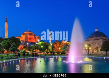Istanbul, Turchia. Grande Moschea di Santa Sofia in piazza Sultanahmet. Foto Stock