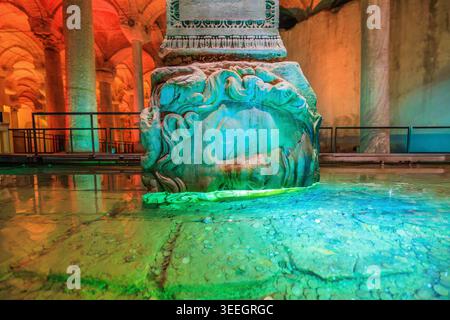 Istanbul, Turchia. La colonna principale della Medusa della Cisterna Basilica. Foto Stock